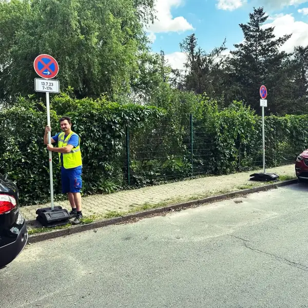 Mitarbeiter stellt Halteverbotszone in Berlin auf Mitarbeiter stellt Halteverbotszone in Berlin auf